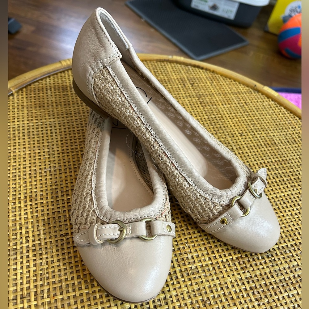BRAND NEW NEVER WORN - AGL Monia Ballet Flats! Size 7 US/37 EU - Cream